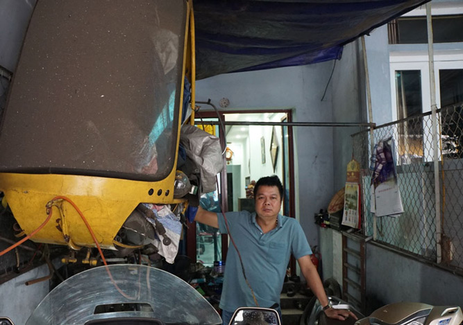 Picture 3 of Motorbike repairers and two rice engineers