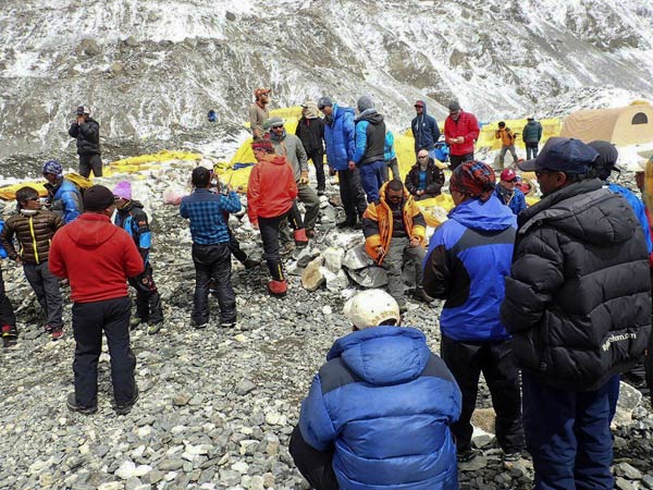 Picture 2 of Mount Everest changed its height because of the earthquake in Nepal