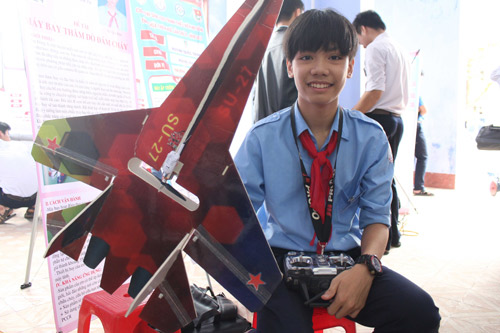 Picture 4 of Mountain students build aircraft to explore fires