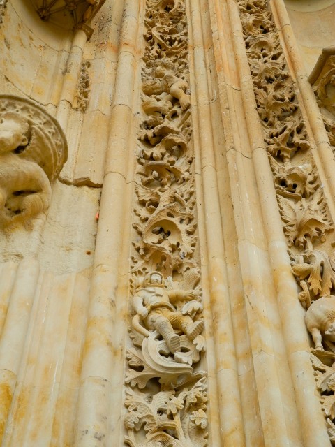 Picture 2 of Mysterious astronaut carvings at the 300-year-old Spanish church