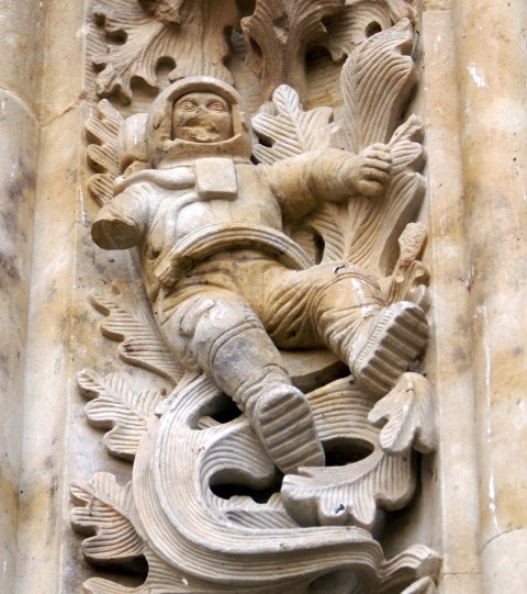Picture 3 of Mysterious astronaut carvings at the 300-year-old Spanish church
