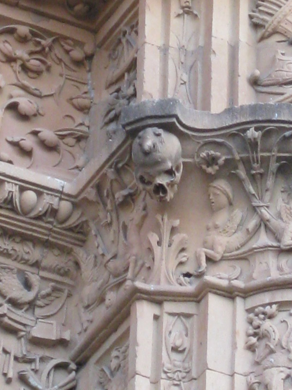 Picture 4 of Mysterious astronaut carvings at the 300-year-old Spanish church