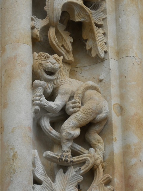 Picture 5 of Mysterious astronaut carvings at the 300-year-old Spanish church