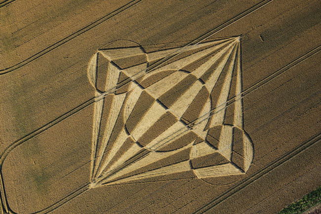 Picture 25 of Mysterious circles in the field