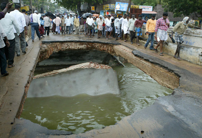 Picture 10 of Mysterious deep holes after the storm