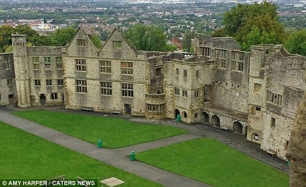 Picture 2 of Mysterious ghosts appear in the castle in England?