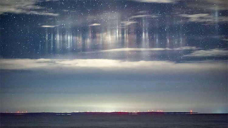 Picture 1 of Mysterious glowing columns appeared in the American sky