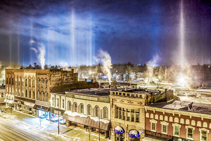 Picture 2 of Mysterious glowing columns appeared in the American sky