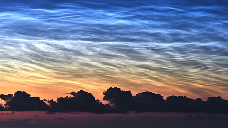 Picture 1 of Mysterious gravitational waves in the atmosphere