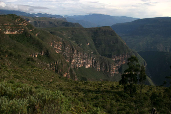 Picture 1 of Mysterious human coffin on the cliff edge in Peru