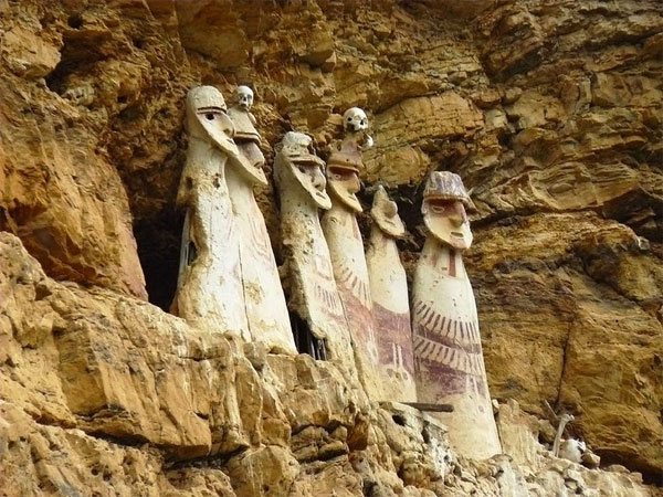 Picture 2 of Mysterious human coffin on the cliff edge in Peru