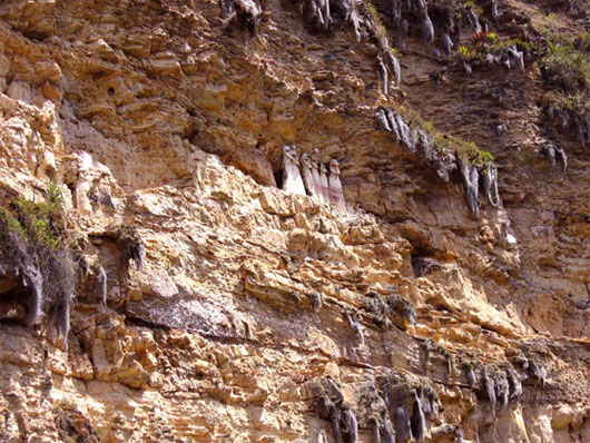 Picture 3 of Mysterious human coffin on the cliff edge in Peru