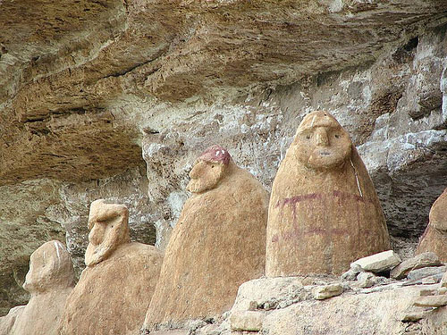 Picture 4 of Mysterious human coffin on the cliff edge in Peru