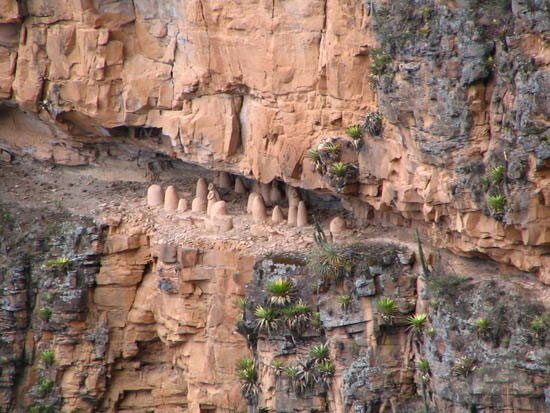 Picture 5 of Mysterious human coffin on the cliff edge in Peru