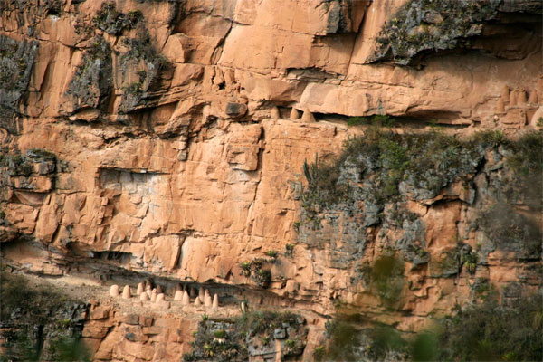 Picture 6 of Mysterious human coffin on the cliff edge in Peru