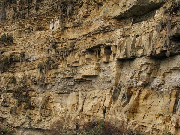 Picture 7 of Mysterious human coffin on the cliff edge in Peru