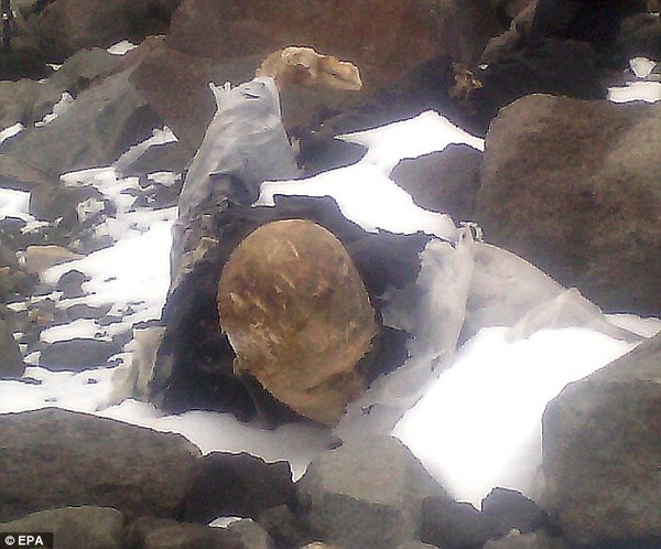 Picture 2 of Mysterious mummy in the glacier in the mountains