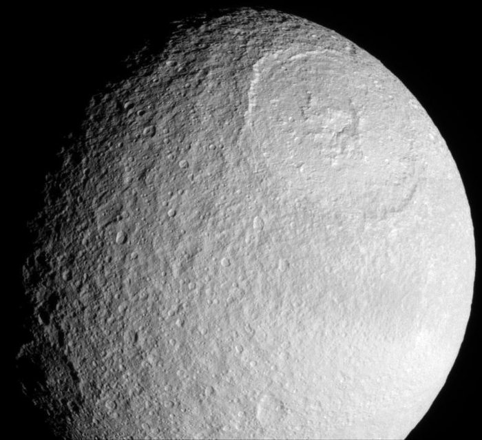 Picture 2 of Mysterious red streaks on Saturn moon
