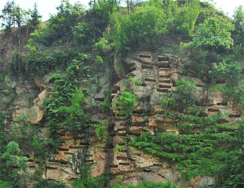 Picture 1 of Mysterious stone grave area on Chinese cliffs