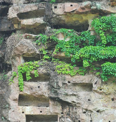 Picture 2 of Mysterious stone grave area on Chinese cliffs