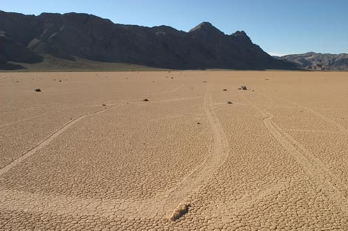 Picture 5 of Mysterious stone moves itself on Death Valley