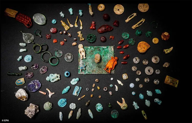 Picture 1 of Mysterious treasures in Roman town buried with jewels, dolls and miniature skulls