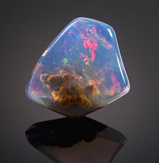Picture 2 of Mysterious universe hidden in natural gems