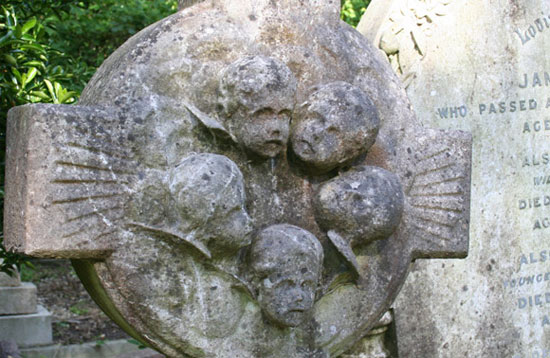 Picture 2 of Mysterious vampire in Highgate cemetery