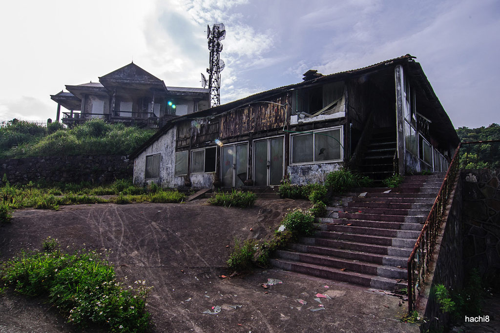 Picture 7 of Mysterious wild houses on the top of Mau Son