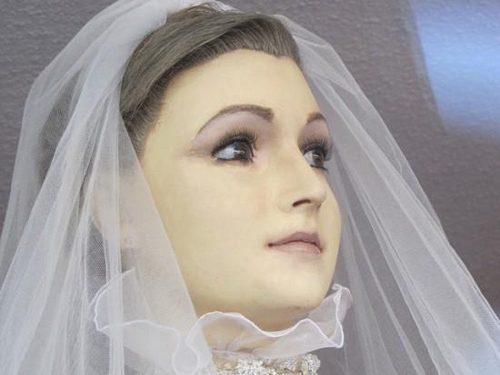 Picture 1 of Mysteriously around the mummy beautiful mannequin