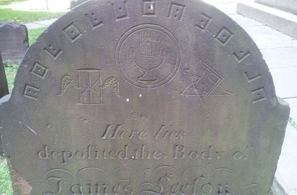 Picture 5 of Mysteriously sleeping beside the mysterious tombs