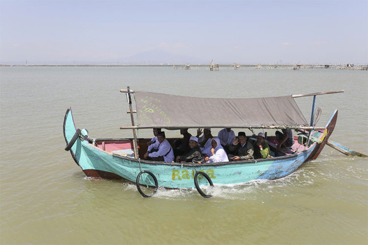 Picture 4 of Mysteriously the village is sinking into the sea