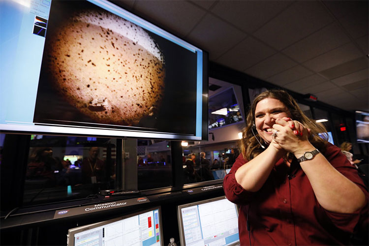 Picture 6 of NASA broke into the moment the InSight probe landed on Mars successfully