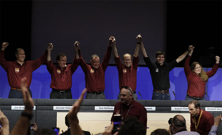 Picture 9 of NASA broke into the moment the InSight probe landed on Mars successfully