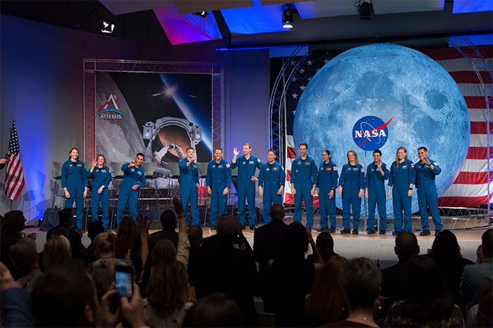 Picture 2 of NASA conducts a recruitment examination on the Moon, 1 against 1,300
