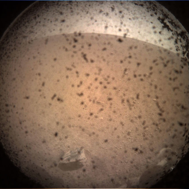 Picture 1 of NASA explorer ship landed on Mars, sending the first picture to Earth