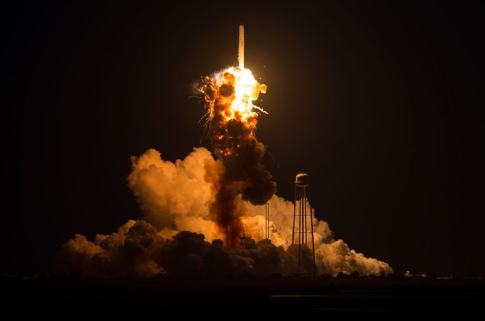 Picture 8 of NASA released an image that recorded the Antares missile explosion last year
