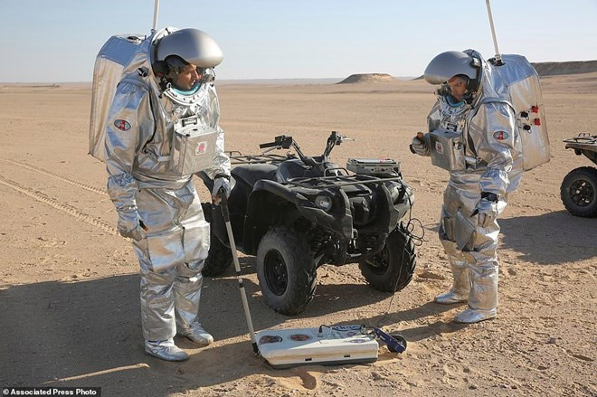 Picture 1 of NASA simulates humans living on Mars in the desert more than 50 degrees Celsius