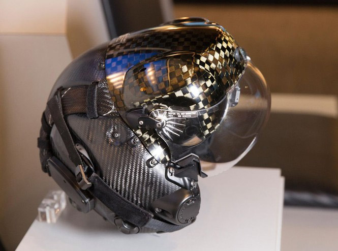Picture 3 of Nearly 10 billion flying hat of F-35 US pilot