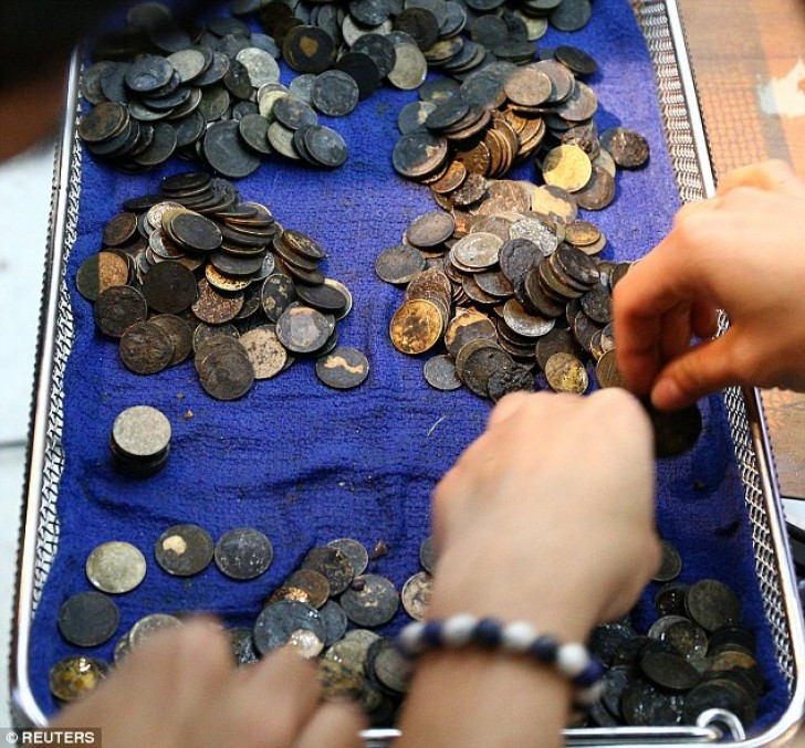 Picture 3 of Nearly thousands of coins were collected in the belly of Thai sea turtles
