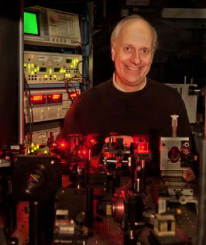 Picture 1 of New generation organic molecules set a new record of light transmission capacity.