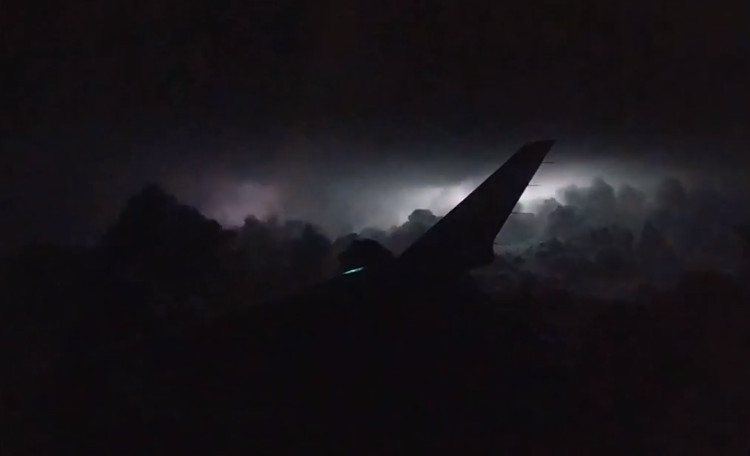 Picture 1 of Night storms seen from planes in the United States