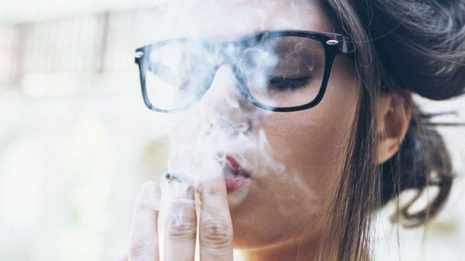 Picture 1 of Not only harm the lungs, smoking can cause blindness