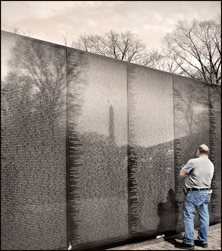 Picture 1 of November 13, 1982 - American tears at the Vietnam War Wall