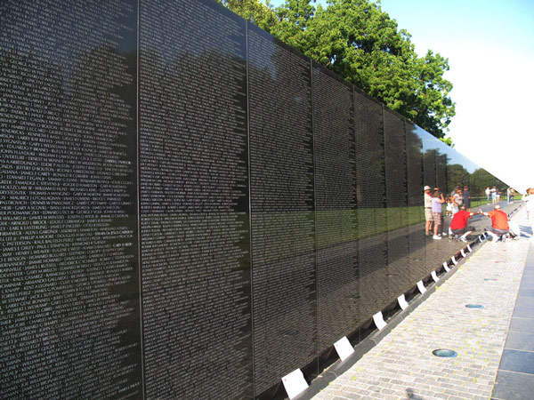 Picture 2 of November 13, 1982 - American tears at the Vietnam War Wall