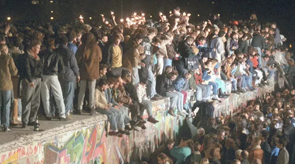 Picture 4 of November 9, 1989 - The Berlin Wall collapsed, Germany united