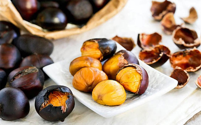 Picture 3 of Nuts are considered 'ginseng' which is effective in preventing cancer, very popular in the winter