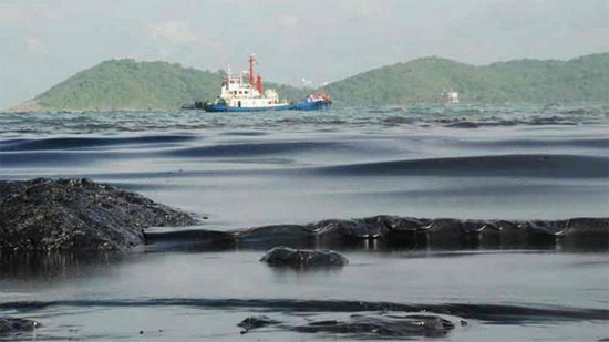 Picture 1 of Oil slicks attack Thai island island coast