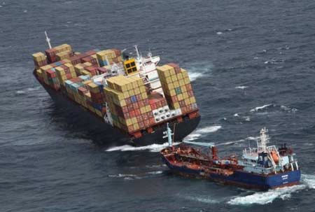 Picture 1 of Oil spreads to the shore, storms threaten stranded ships at sea