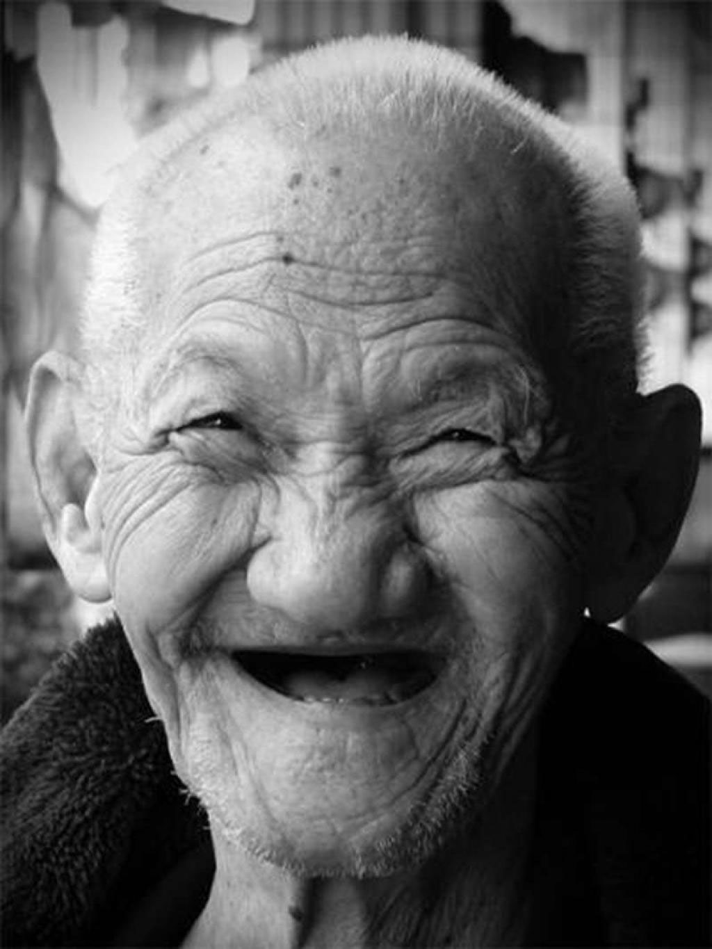 Picture 3 of Old age smile: 'No teeth' is still beautiful